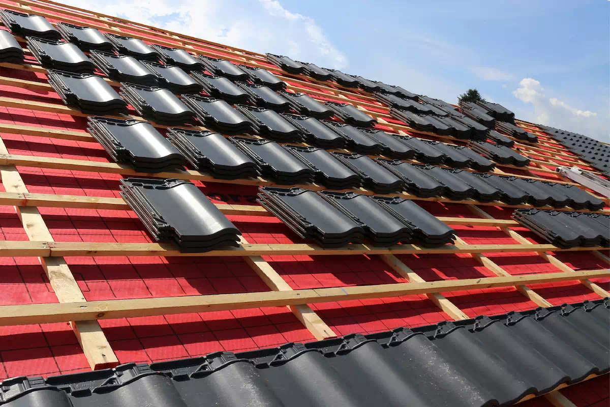 Jak wygląda proces budowy dachu – zastosowanie akcesoriów do pokryć dachowych